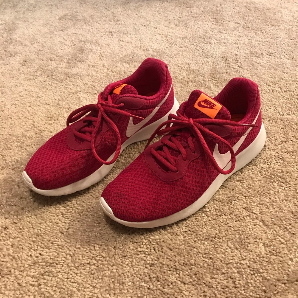 NIKE tennis shoe